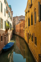 Schmaler Kanal in Venedig