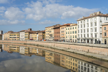 Fototapeta na wymiar Facades of buildings on the banks of the Arno River on its way through Pisa.