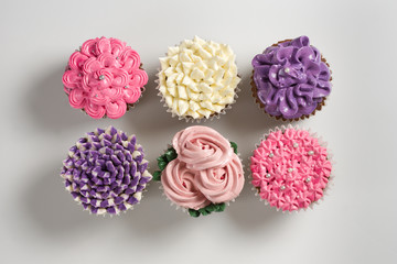 Cupcakes decorados en colores pastel con fondo blanco