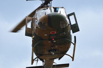 ホバリングするヘリコプター