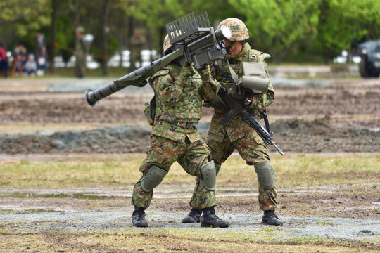 携帯式地対空ミサイルを構える自衛官