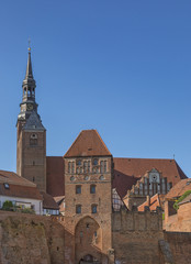 Fototapeta na wymiar Elbtor und Sankt-Stephans-Kirche in Tangermünde