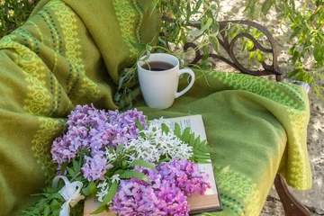 Tableaux ronds sur aluminium Lilas lilas, livres et une tasse de thé sur un banc