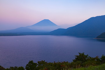 富士山と夕焼けの空、山梨県富士河口湖町本栖湖にて