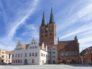 Rathaus, Marienkiche und Gerichtslaube mit Statue Ritter Roland in Stendal, Sachsen-Anhalt