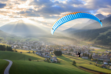 Paragliding in the mountains - obrazy, fototapety, plakaty