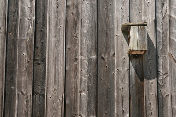 Lärchenholzwand verwittert mit Vogelhaus