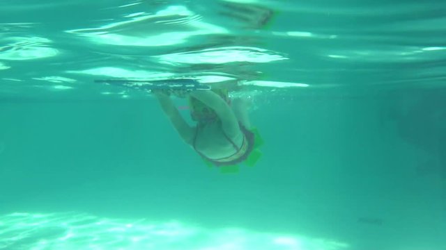 Llittle girl under the water.