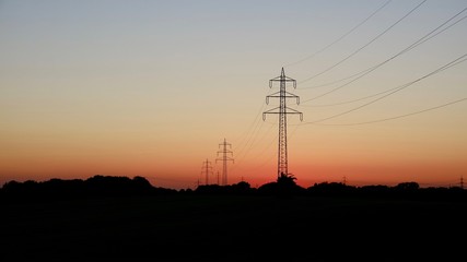 Strommasten im Sonnenuntergang