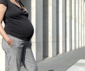 Obraz na płótnie Canvas Hoch schwangere moderne Geschäftsfrau mit Bauch in der Stadt