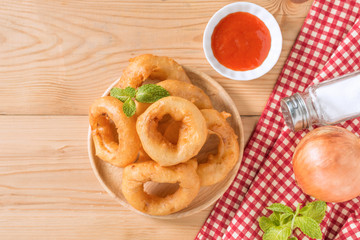 Fried onion rings with sauce.