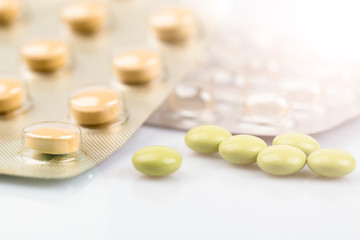 Pillen und Tabletten im Gegenlicht mit Sonnenreflex