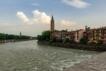 Obraz premium Verona von der Ponte San Pietro
