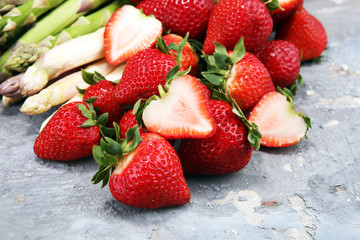 White and green asparagus with strawberries
