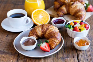 gedeckter frühstückstisch