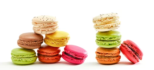 Fotobehang Macarons Verse felgekleurde Macarons geïsoleerd op een witte achtergrond
