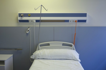 Fototapeta na wymiar Empty bed in an hospital