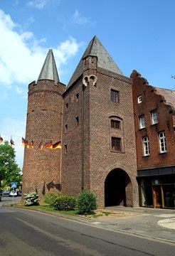 Das&nbsp;Steintor&nbsp;ist ein Doppelturmtor und das einzige erhaltene von ehemals vier Stadttoren der Stadt&nbsp;Goch&nbsp;am&nbsp;Niederrhein