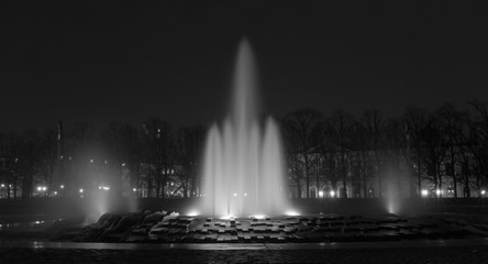 Springbrunnen auf der Museumsinsel in Berlin bei Nacht