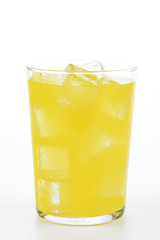 Fototapeta na wymiar Vaso de refresco de naranja con hielo sobre fondo blanco