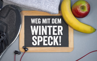 Tafel mit Sportschuhen Banane Apfel Handtuch Fitness Weg mit dem Winterspeck