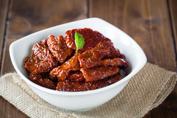 Pomodori secchi su tavolo di legno