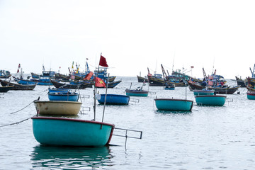 Naklejka na ściany i meble Basin boat of Vietnam fisher