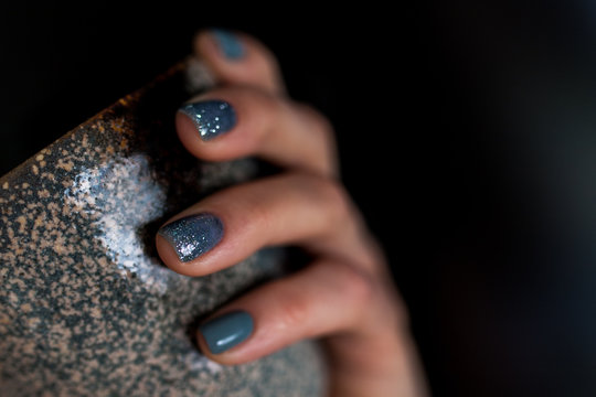 Green shellak gel nails on the ceramic japanise style mag