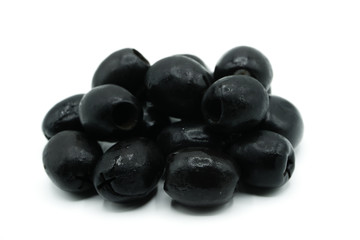 Schwarze Oliven isoliert freigestellt auf weißen Hintergrund, Freisteller 