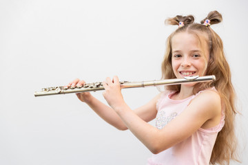 Mädchen mit Flöte, isoliert © SimonsArt-PhotoVideo