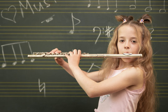 Mädchen spielt Flöte