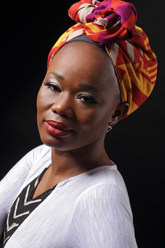 jolie femme noire africaine souriant avec foulard dans les cheveux