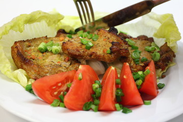 grilled pork chops with tomatoes and lettuce
