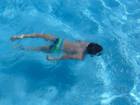 Junge taucht im Pool