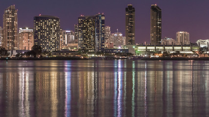 Fototapeta na wymiar Panorámica de San Diego de noche con reflejos en el mar