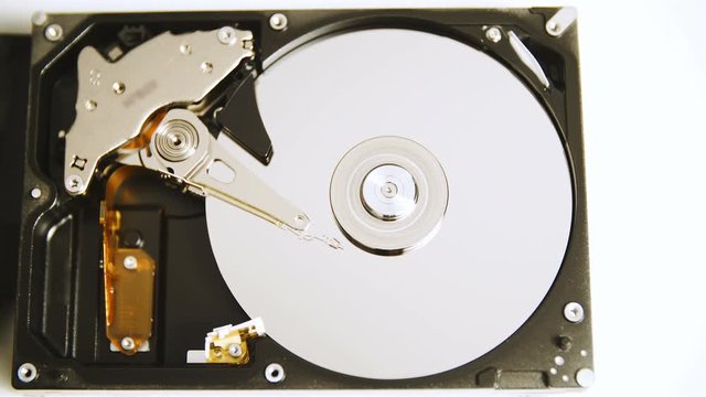 Hard disk drive needle read from magnetic platters 4K