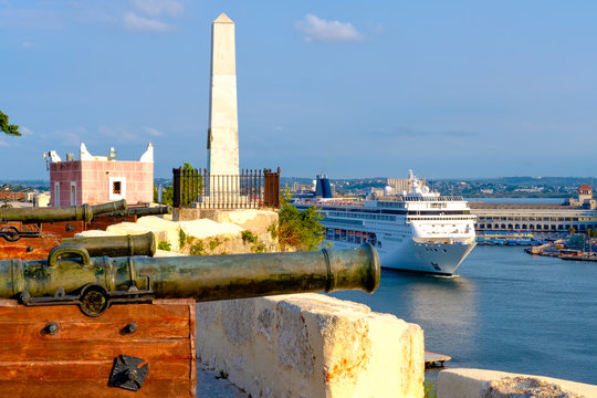 Cruise sip on the bay of Havana and old bronze cannons