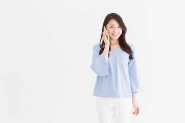 Fototapeta premium 電話をする女性