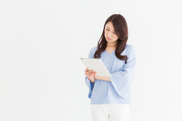 Fototapeta premium 部屋でタブレットを見る女性 考える