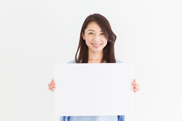 ホワイトボードを持つ女性　笑顔 - obrazy, fototapety, plakaty