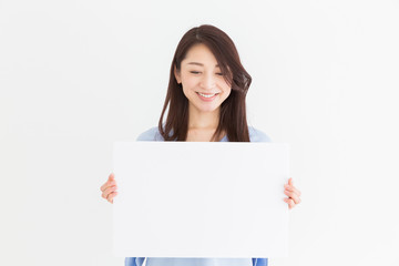 ホワイトボードを持つ女性　笑顔