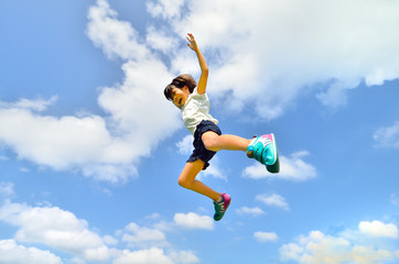 青空でジャンプする女の子