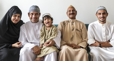 Portrait of a happy Middle Eastern family © Rawpixel.com