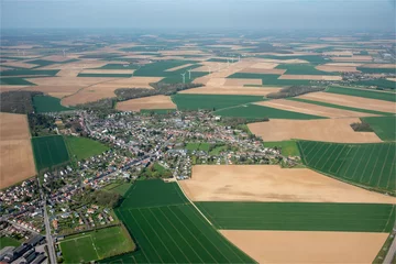 Foto op Plexiglas Luchtfoto vue aérienne de la ville de Chaulnes dans la Somme en france
