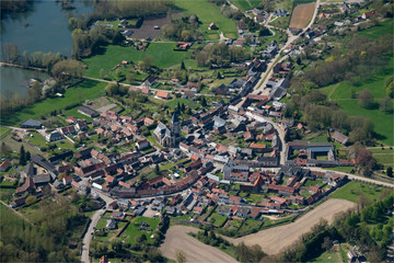 vue a&eacute;rienne de la ville de Davenescourt dans la Somme en france
