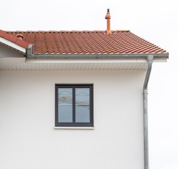 Modernes Fenster in weißer Fassade