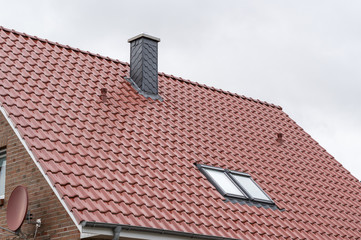 Schornstein und Dachfenster auf einem Dach