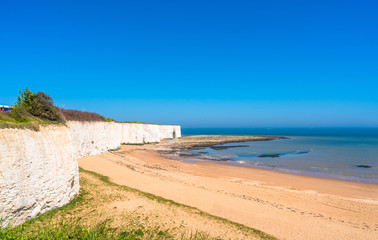 Fototapeta na wymiar View of white chalk cliffs and beach in Kingsgate Bay, Margate, East Kent, UK