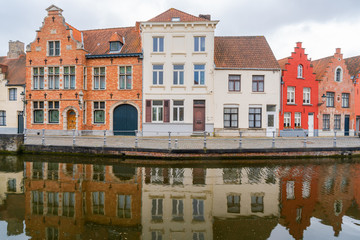 Obraz premium View of a canal and old historical buildings in Bruges, Belgium