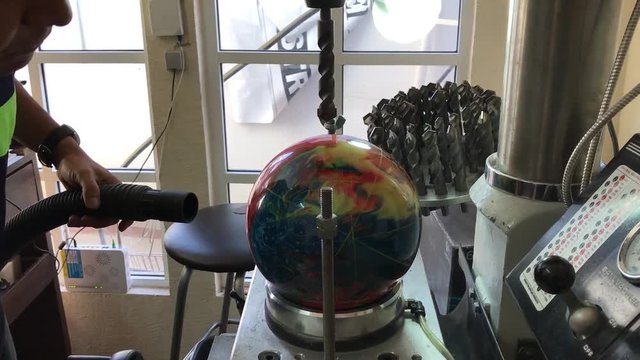 Perforando una bola de boliche